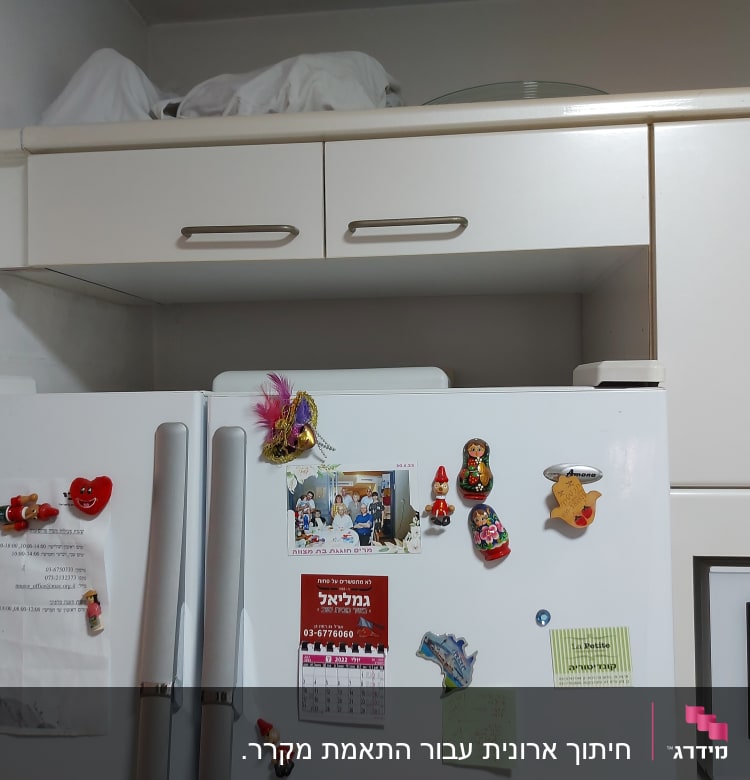 מטבח עם מקרר ומגנטים, ארונות עליונים